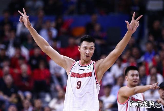 最后3秒,新疆落后1分,周琦对徐杰犯规被裁判无视,为什么裁判没有吹罚呢?