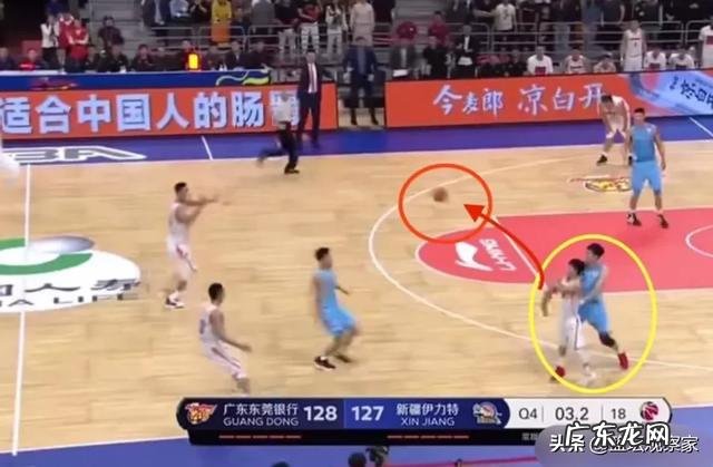 最后3秒,新疆落后1分,周琦对徐杰犯规被裁判无视,为什么裁判没有吹罚呢?