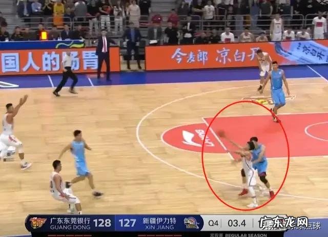 最后3秒，新疆落后1分，周琦对徐杰犯规被裁判无视，为什么裁判没有吹罚呢？