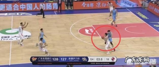 最后3秒,新疆落后1分,周琦对徐杰犯规被裁判无视,为什么裁判没有吹罚呢?