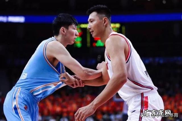 最后3秒，新疆落后1分，周琦对徐杰犯规被裁判无视，为什么裁判没有吹罚呢？