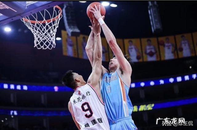 最后3秒，新疆落后1分，周琦对徐杰犯规被裁判无视，为什么裁判没有吹罚呢？