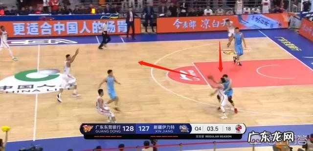 最后3秒,新疆落后1分,周琦对徐杰犯规被裁判无视,为什么裁判没有吹罚呢?