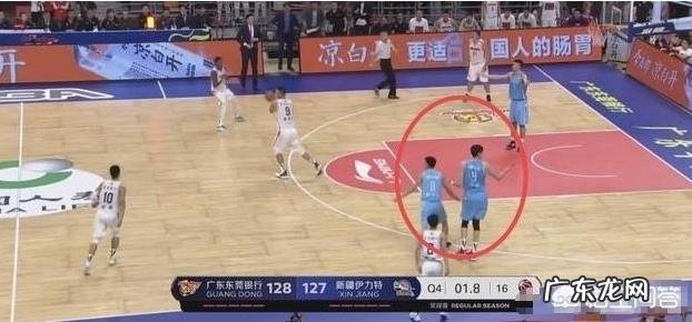 最后3秒,新疆落后1分,周琦对徐杰犯规被裁判无视,为什么裁判没有吹罚呢?