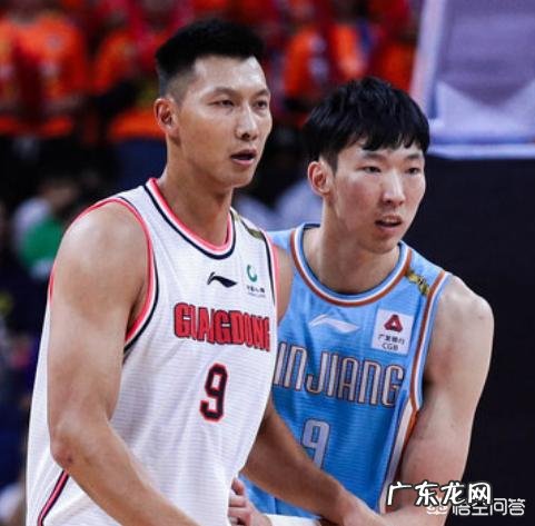 最后3秒,新疆落后1分,周琦对徐杰犯规被裁判无视,为什么裁判没有吹罚呢?