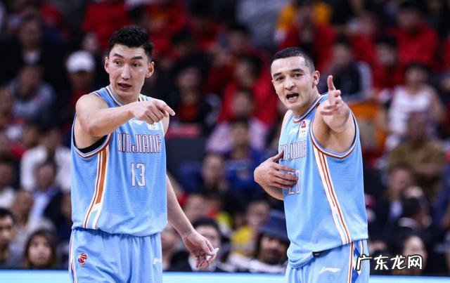 最后3秒，新疆落后1分，周琦对徐杰犯规被裁判无视，为什么裁判没有吹罚呢？