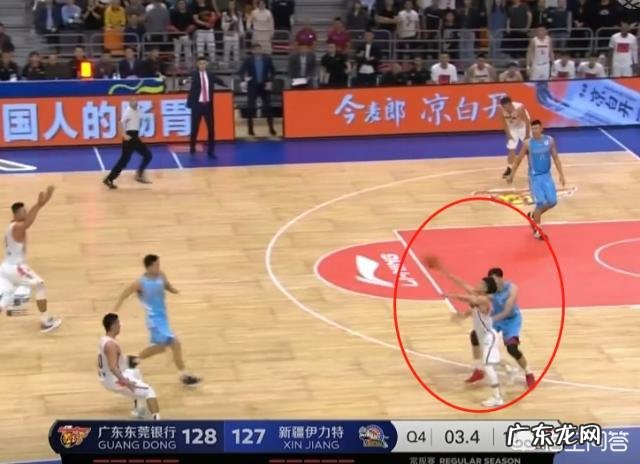最后3秒,新疆落后1分,周琦对徐杰犯规被裁判无视,为什么裁判没有吹罚呢?