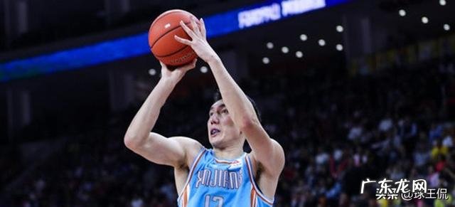 最后3秒，新疆落后1分，周琦对徐杰犯规被裁判无视，为什么裁判没有吹罚呢？