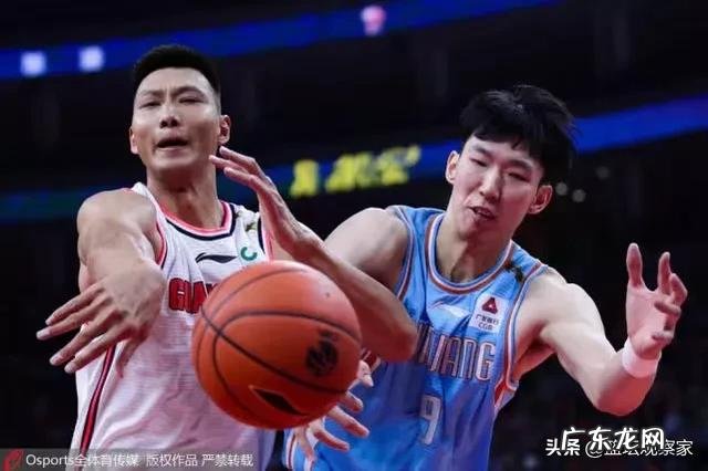 最后3秒,新疆落后1分,周琦对徐杰犯规被裁判无视,为什么裁判没有吹罚呢?