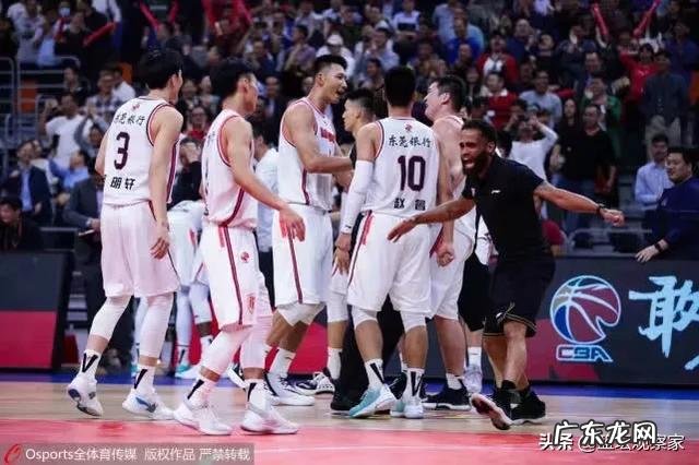 最后3秒,新疆落后1分,周琦对徐杰犯规被裁判无视,为什么裁判没有吹罚呢?