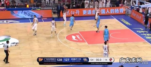 最后3秒,新疆落后1分,周琦对徐杰犯规被裁判无视,为什么裁判没有吹罚呢?