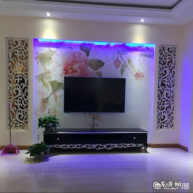 客厅电视墙贴墙纸好,还是贴画好呢?