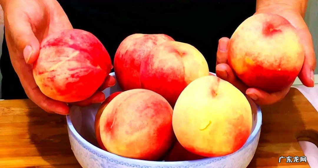 喝酸奶能吃桃子吗