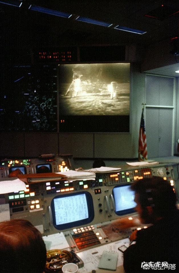 当年阿姆斯特朗登月出舱走两步后,是怎么离开了月球?