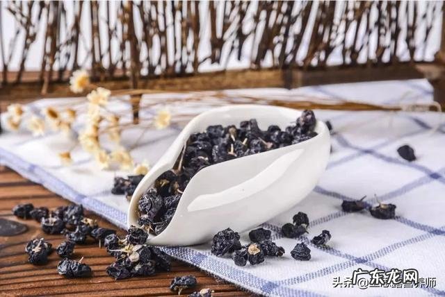 黑枸杞有哪些功效?直接吃和泡茶哪种效果好些?