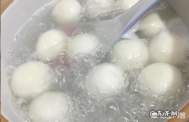 煮汤圆时是用凉水还是热水？为什么？