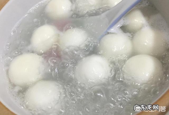 煮汤圆时是用凉水还是热水？为什么？