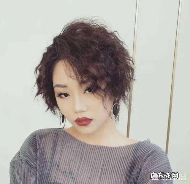 头顶头发少的女生适合什么发型?