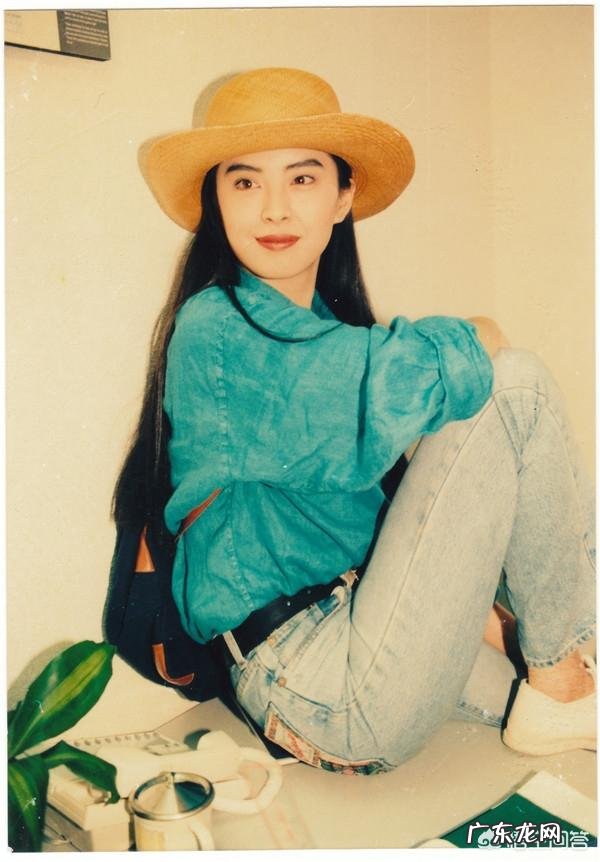 七八十年代的穿衣风格风靡全球,复古衣服如何穿出时尚感?