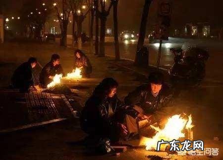 30名消防战士扑救四川森林大火中牺牲，亲人永远的离别这个教训，为什么还有人上坟烧纸钱？