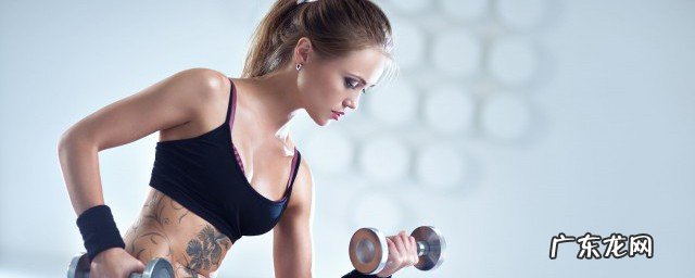 正确用哑铃的方法