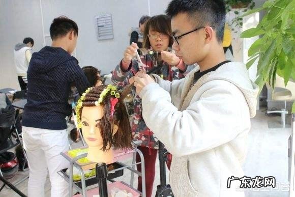 本人目前24岁,想学美发行业,现在晚吗?