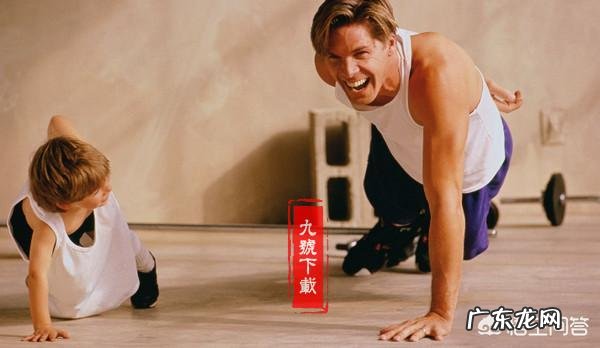 单手俯卧撑和击掌俯卧撑哪个更难?