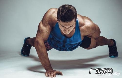 单手俯卧撑和击掌俯卧撑哪个更难？