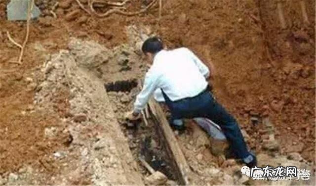 在农村有一句谚语踹寡妇门,挖绝户坟。是说的什么?