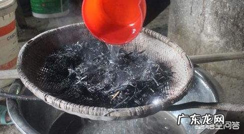 马上要到端午节了,为什么城里面的人都跑到农村去买草木灰呢?买草木灰有什么用处呢?