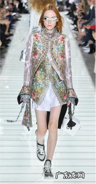 最近流行起了老爹鞋,到底什么叫老爹鞋,怎么搭配更潮流?