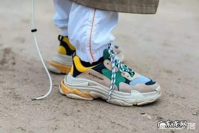 最近流行起了老爹鞋，到底什么叫老爹鞋，怎么搭配更潮流？