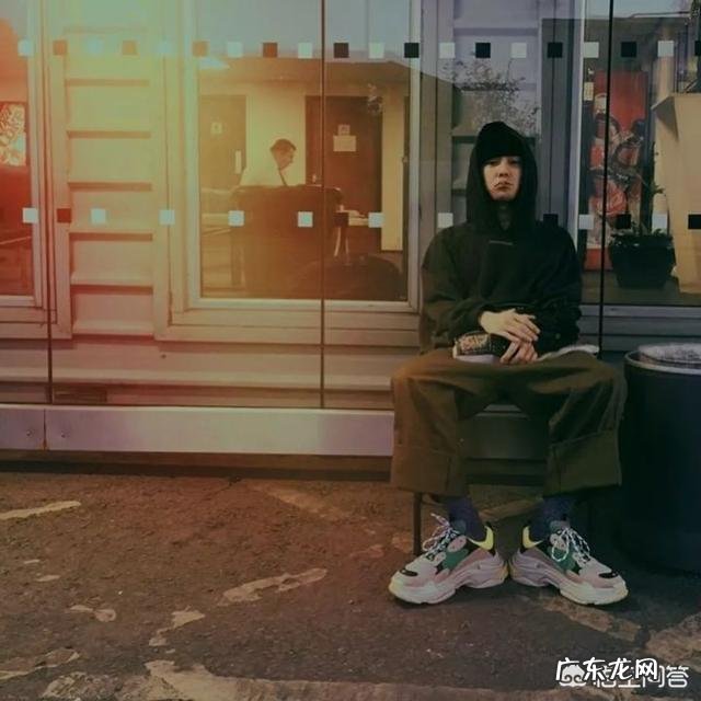 最近流行起了老爹鞋,到底什么叫老爹鞋,怎么搭配更潮流?