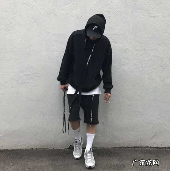 最近流行起了老爹鞋,到底什么叫老爹鞋,怎么搭配更潮流?