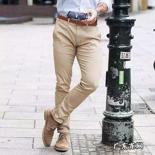 马丁靴是黑色好看，还是沙色好看？怎么搭配衣服？