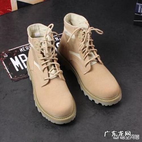 马丁靴是黑色好看，还是沙色好看？怎么搭配衣服？