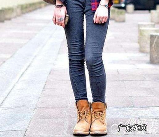 马丁靴是黑色好看，还是沙色好看？怎么搭配衣服？