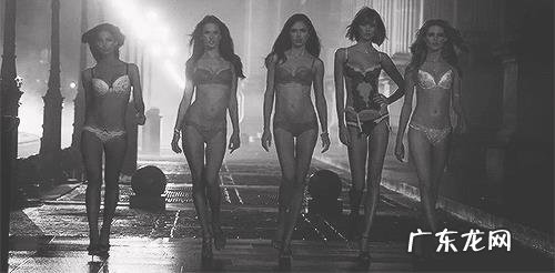 马丁靴是黑色好看,还是沙色好看?怎么搭配衣服?