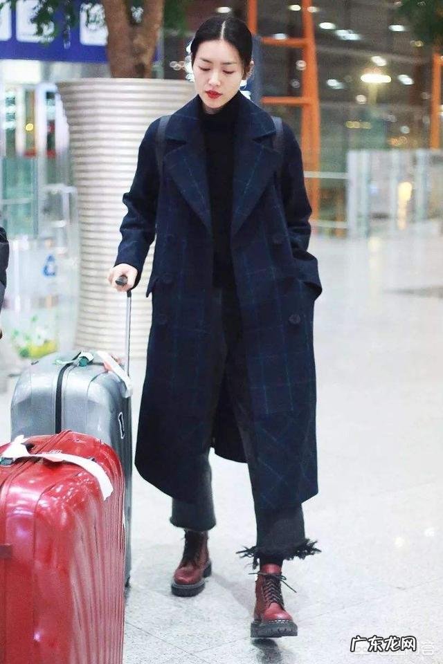 马丁靴是黑色好看,还是沙色好看?怎么搭配衣服?