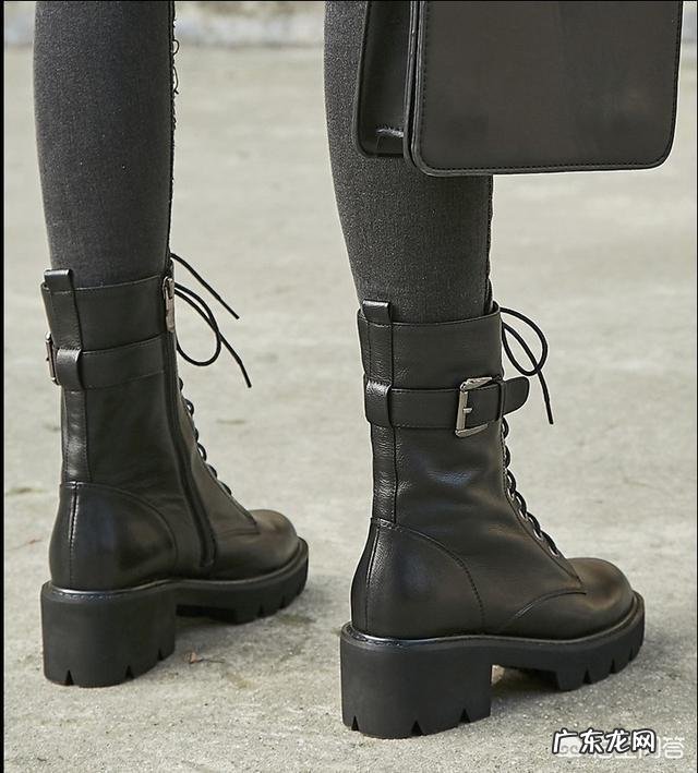 马丁靴是黑色好看，还是沙色好看？怎么搭配衣服？