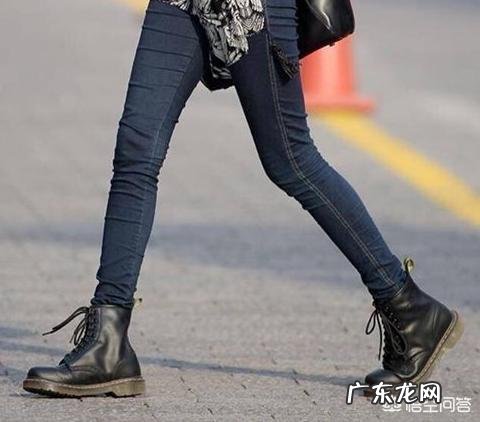 马丁靴是黑色好看，还是沙色好看？怎么搭配衣服？