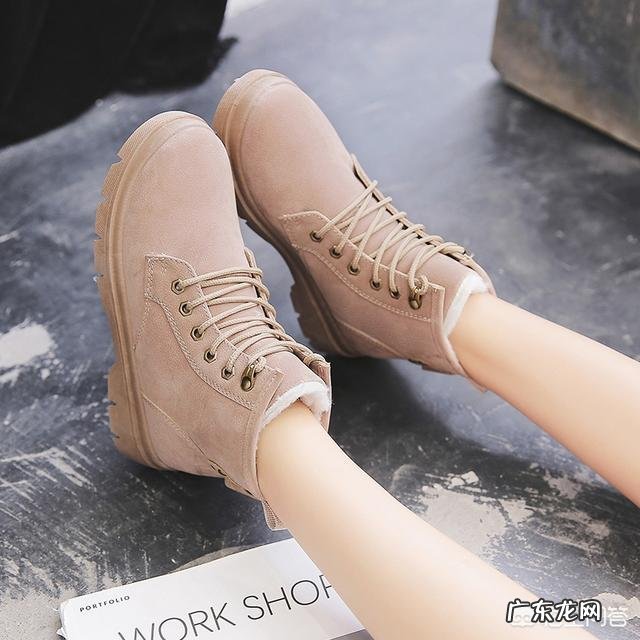 马丁靴是黑色好看,还是沙色好看?怎么搭配衣服?