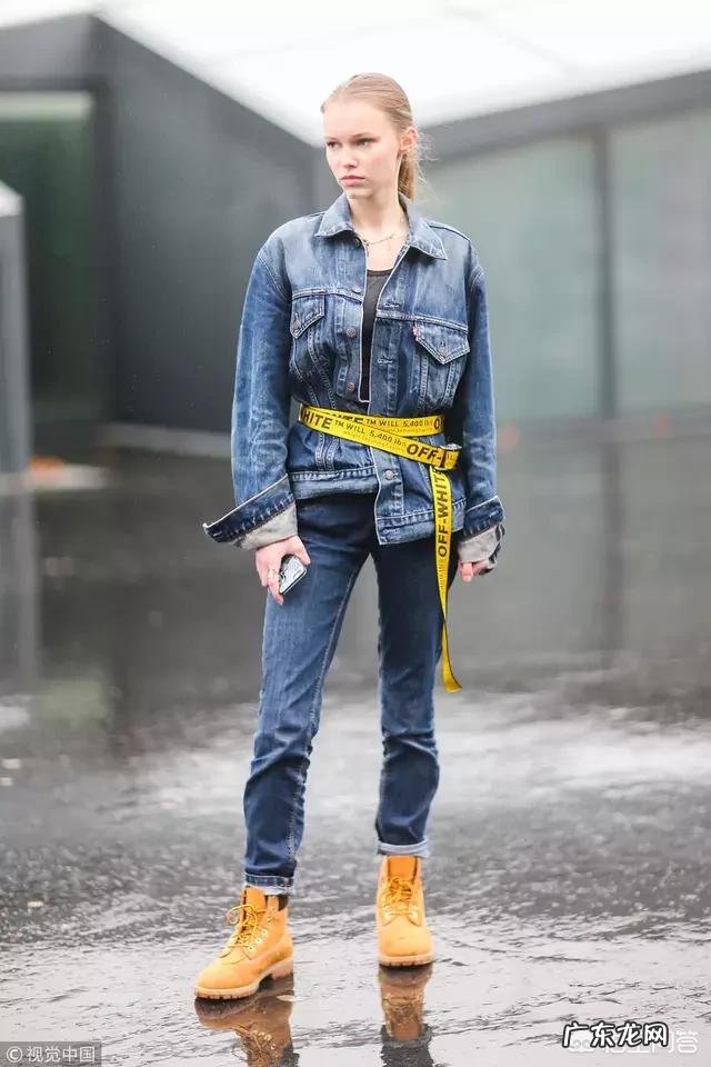 马丁靴是黑色好看,还是沙色好看?怎么搭配衣服?