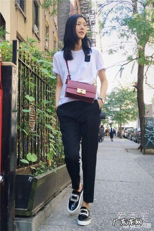 小白T恤已经烂大街,白T怎么搭才能穿出新鲜感?