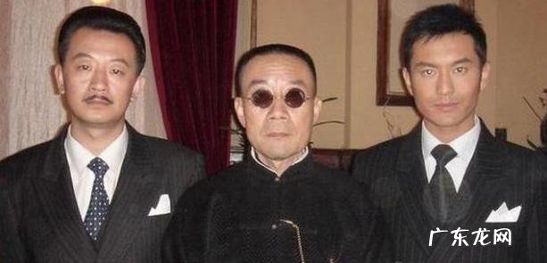 黄晓明微博上,刚放出和刘德华的合影,怎么身高一样?