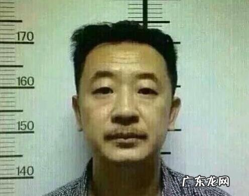 黄晓明微博上,刚放出和刘德华的合影,怎么身高一样?