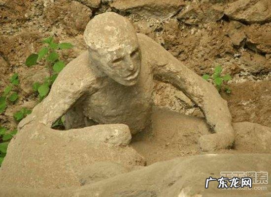 庞贝古城的人是怎么被冻上的？