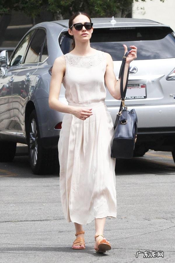 裸色长裙怎么穿才不臃肿?