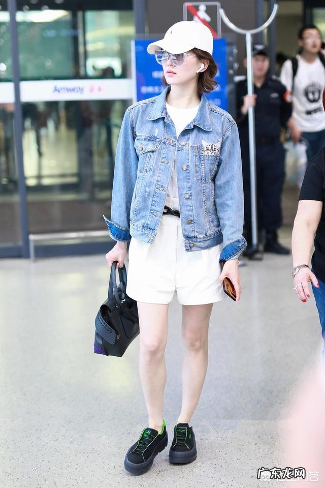 如何将千篇一律的牛仔衣穿出自己的个性?