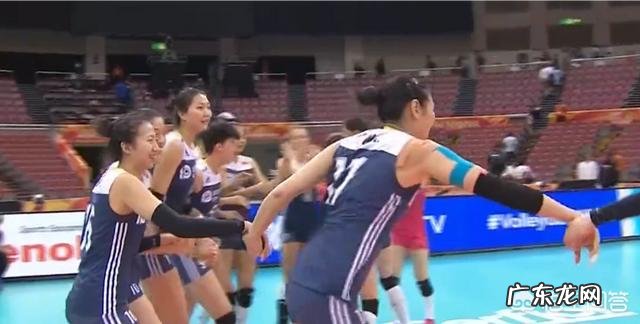 女排世锦,张常宁扣球得分之后与队友庆赛祝,露出呆萌的表情,你怎么看?